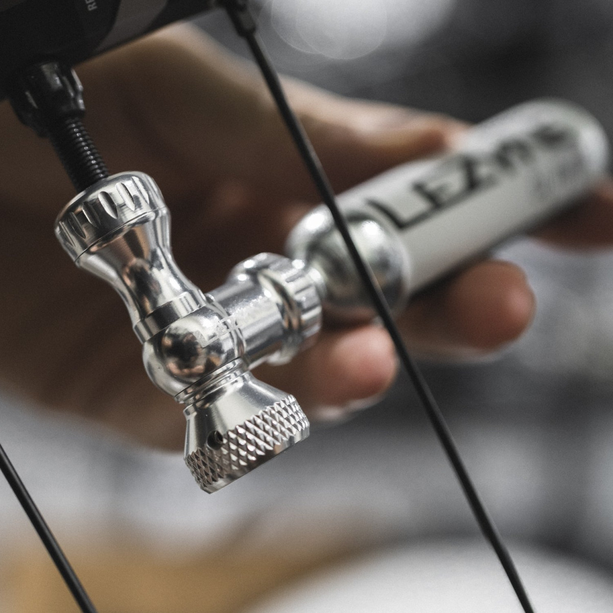 Lezyne Control Drive CO2 kasetņu pumpis 16 g | Sarkans spīdums