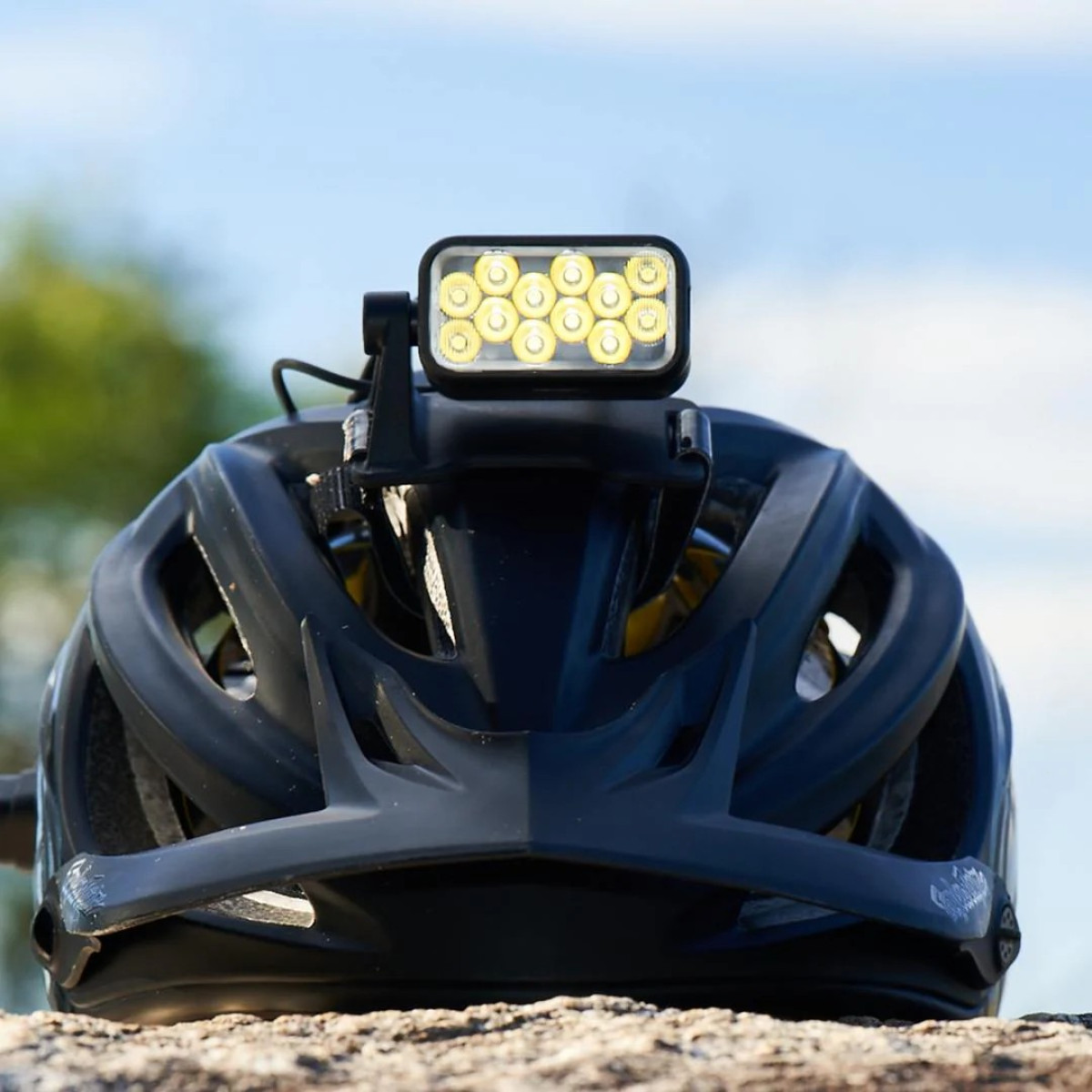 Knog Blinder X 2300 priekšējais velosipēda lukturis | Helmet Kit