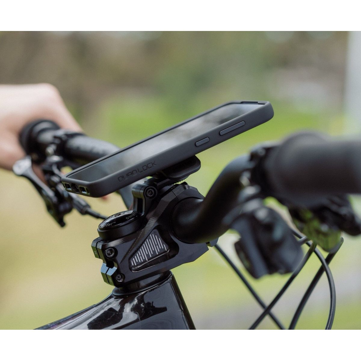 Quad Lock® regulējams stūres vāciņa stiprinājums