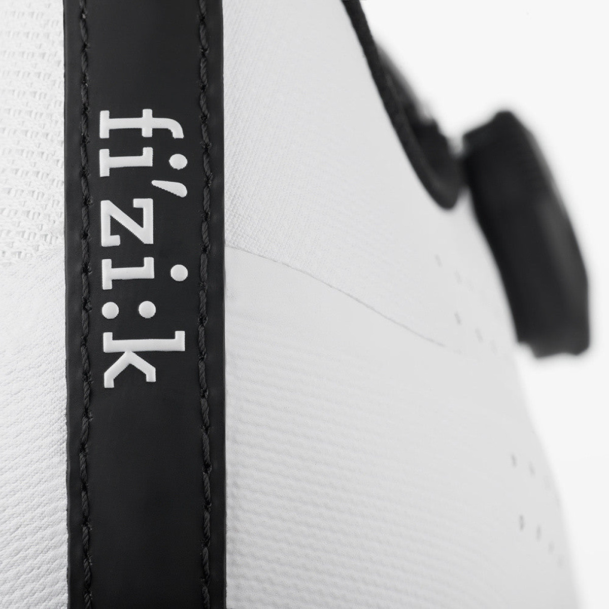 Fizik Tempo Overcurve R4 Wide šosejas apavi | White  - Black