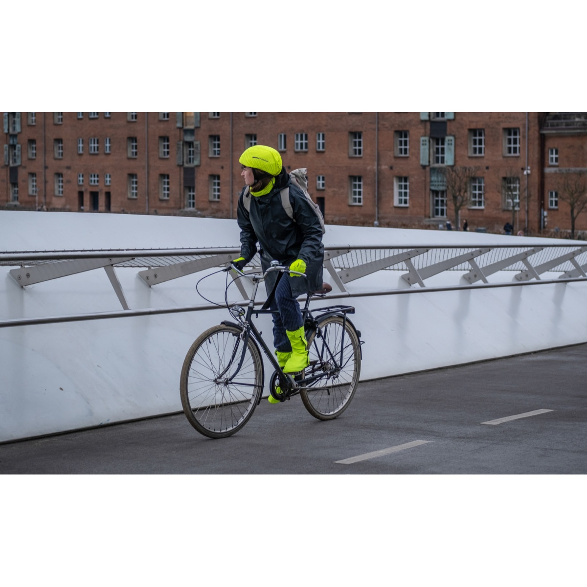 GripGrab Ūdensnecaurlaidīgs ķiveres pārvalks | Yellow Hi-Vis
