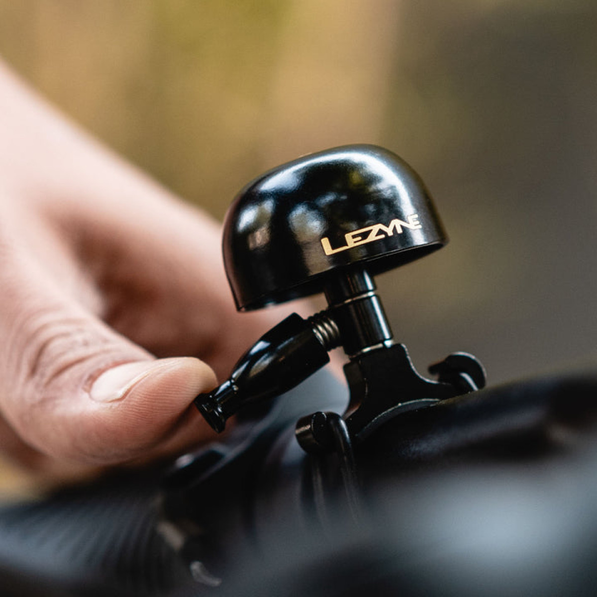Lezyne Classic Brass vidēja izmēra velosipēdu zvans | Viss melns