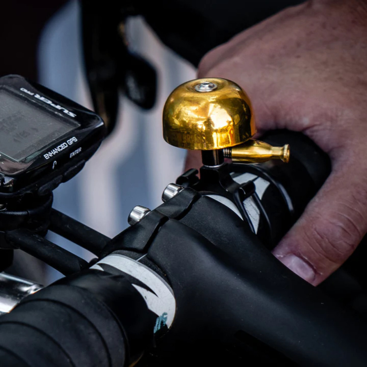 Lezyne Classic Brass vidēja izmēra velosipēdu zvans | Melns - zelta
