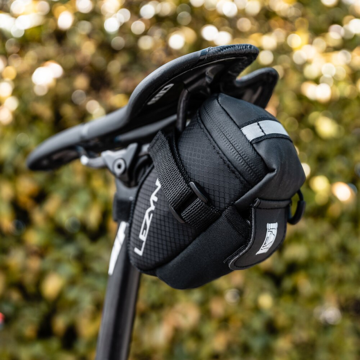 Lezyne M-Caddy sēdekļa soma - melna - sarkana | 0,4 L